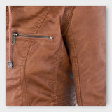 Modern bőrkabát kapucnival és időtlen dizájnnal